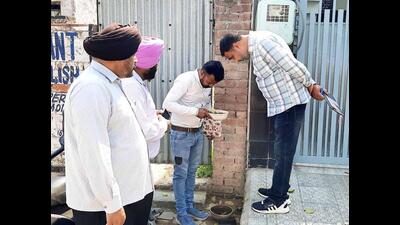 A health team collecting larva samples in Ludhiana. (HT File) A health team collecting larva samples in Ludhiana. (HT File)
