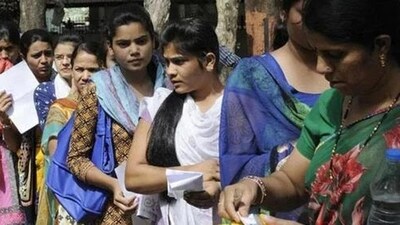 The decision came on a day the Patna High Court also heard the petitions of aggrieved teachers and gave relief to the petitioners, who had challenged the transfer policy as well as the subsequent guidelines issued by the department of education. (HT File)