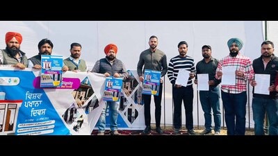 Deputy commissioner Jitendra Jorwal launches Swachh Bharat Mission (Grameen) on World Toilet Day in Ludhiana on Monday. (HT Photo)