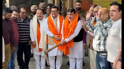 MLAs Madan Lal Bagga and Ashok Prashar Pappi inaugurating a tubewell project. (HT photo) MLAs Madan Lal Bagga and Ashok Prashar Pappi inaugurating a tubewell project. (HT photo)