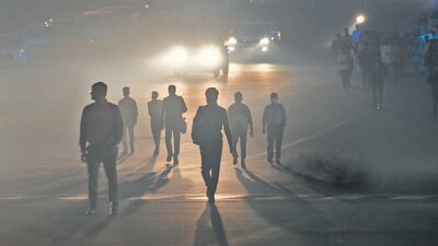 People walk through dense smog at Kartavya Path on Tuesday evening. (RAJ K RAJ /HT PHOTO) People walk through dense smog at Kartavya Path on Tuesday evening. (RAJ K RAJ /HT PHOTO)