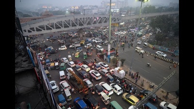 Traffic Chaos at Awadh Crossing Alambagh area in Lucknow on Tuesday, (Deepak Gupta/HT)