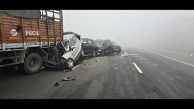 Vehicle pile-up in Firozabad district on the Agra-Lucknow Expressway on Tuesday morning. (HT Photo) Vehicle pile-up in Firozabad district on the Agra-Lucknow Expressway on Tuesday morning. (HT Photo)