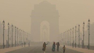 Women walk on a road near India Gate as the sky is enveloped with smog after Delhi's air quality worsened due to air pollution, in New Delhi, India, on Tuesday. (REUTERS) Women walk on a road near India Gate as the sky is enveloped with smog after Delhi's air quality worsened due to air pollution, in New Delhi, India, on Tuesday. (REUTERS)