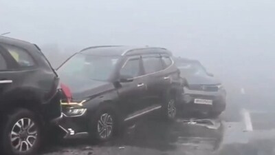 A thick fog on the Agra-Lucknow Expressway led to multiple collisions with a broken truck. (IANS/X) A thick fog on the Agra-Lucknow Expressway led to multiple collisions with a broken truck. (IANS/X)