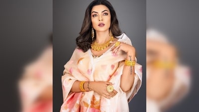 Sushmita Sen graced the ramp at the Manipur Sangai Festival 2022 in ivory silk suit adorned with vibrant pink and orange leaf motifs. She completed her look with traditional gold jewellery and glam makeup. (Instagram/@robertnaoremstudio) Sushmita Sen graced the ramp at the Manipur Sangai Festival 2022 in ivory silk suit adorned with vibrant pink and orange leaf motifs. She completed her look with traditional gold jewellery and glam makeup. (Instagram/@robertnaoremstudio)