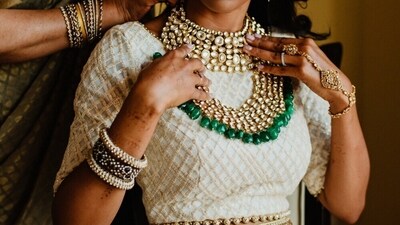 Style your jewellery by being versatile this wedding season. (Shutterstock) Style your jewellery by being versatile this wedding season. (Shutterstock)