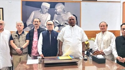 Congress president Mallikarjun Kharge and senior party leaders along with a delegation of party leaders from Manipur (X/INCIndia)