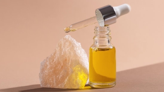 Explore the best skin lightening serums for radiant glow. (Freepik)