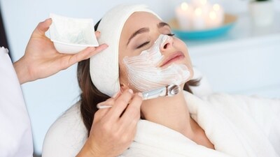 For brides, luxury facials offer tailored hydration and rejuvenation, ensuring a radiant complexion on their special day. (Freepik) For brides, luxury facials offer tailored hydration and rejuvenation, ensuring a radiant complexion on their special day. (Freepik)