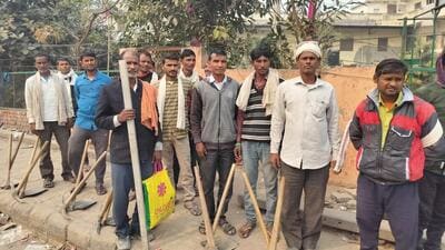 Construction workers at Labour Chowk, Sector 5, in Gurugram still awaits work amid construction ban in NCR under Grap 4 implementation. (HT Photo) Construction workers at Labour Chowk, Sector 5, in Gurugram still awaits work amid construction ban in NCR under Grap 4 implementation. (HT Photo)