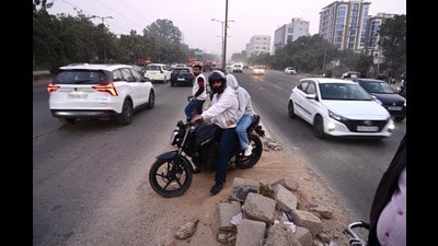 People using illegal cuts to cross a busy road at Industrial Area Phase 7- 8-B dividing Airport Road in Mohali on Wednesday. (Keshav Singh/HT) People using illegal cuts to cross a busy road at Industrial Area Phase 7- 8-B dividing Airport Road in Mohali on Wednesday. (Keshav Singh/HT)