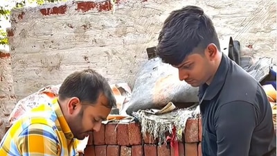 Physics Wallah CEO Alakh Pandey with Sarfaraz (Instagram/@physicswallah)