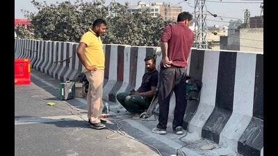 The repair work being taken up on the elevated bridge, Ferozepur road, in Ludhiana on Wednesday. (Manish/HT) The repair work being taken up on the elevated bridge, Ferozepur road, in Ludhiana on Wednesday. (Manish/HT)