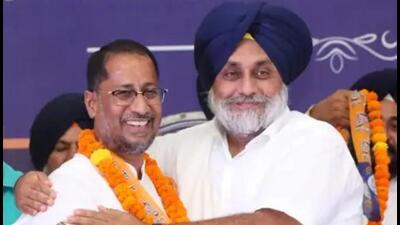 Two-time MLA and former minister Anil Joshi being welcomed into the Shiromani Akali Dal by Sukhbir Singh Badal in 2021. (HT file photo) Two-time MLA and former minister Anil Joshi being welcomed into the Shiromani Akali Dal by Sukhbir Singh Badal in 2021. (HT file photo)