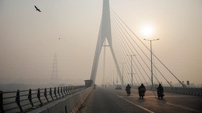 Vehicles ply on a road as the sky is enveloped with smog after Delhi's air quality worsened due to air pollution, in New Delhi, India, on Wednesday. (REUTERS) Vehicles ply on a road as the sky is enveloped with smog after Delhi's air quality worsened due to air pollution, in New Delhi, India, on Wednesday. (REUTERS)