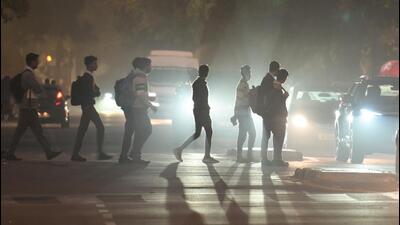 Workers returning home in the evening, amid smoggy conditions. (RAJ K RAJ /HT PHOTO) Workers returning home in the evening, amid smoggy conditions. (RAJ K RAJ /HT PHOTO)