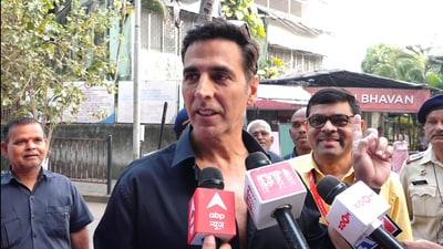 Akshay Kumar was the earliest Bollywood voter and praised the arrangements at the booth. Akshay Kumar was the earliest Bollywood voter and praised the arrangements at the booth.