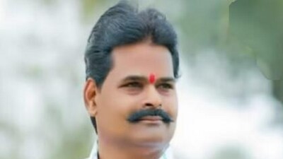 Independent candidate Balasaheb Shinde collapsed during polling in Maharashtra. (X) Independent candidate Balasaheb Shinde collapsed during polling in Maharashtra. (X)
