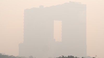 Thick blankets of smog continue to engulf the Delhi-NCR region as both pollution and winter levels rise. (Hindustan Times/Sunil Ghosh) Thick blankets of smog continue to engulf the Delhi-NCR region as both pollution and winter levels rise. (Hindustan Times/Sunil Ghosh)