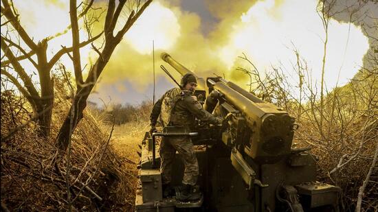 Ukrainian soldiers fire a howitzer towards Russian positions near Chasiv Yar, Donetsk region on November 18. (AP Photo)