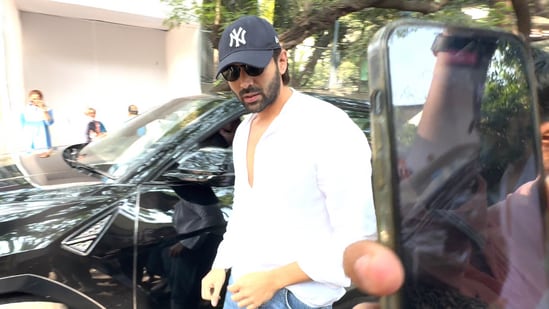Kartik Aaryan, fresh off the success of Bhool Bhulaiyaa 3, reaches a polling booth to cast his vote.