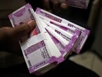 A cashier displays the new 2000 Indian rupee banknotes. (file)