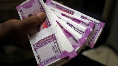 A cashier displays the new 2000 Indian rupee banknotes. (file) (REUTERS)
