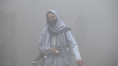 The level of air pollution in multiple areas in Delhi continues to be in the severe category. (Sakib Ali /Hindustan Times)