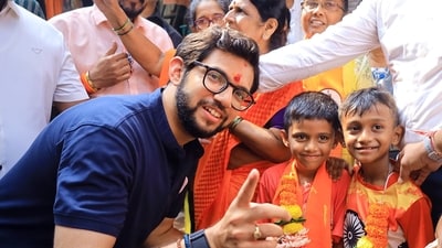 Shiv Sena (Uddhav Balasaheb Thackeray) leader Aditya Thackeray poses with children in the Worli constituency (Nitin Lawate) Shiv Sena (Uddhav Balasaheb Thackeray) leader Aditya Thackeray poses with children in the Worli constituency (Nitin Lawate)