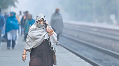 Commuters brave the early morning winter chill in Dwarka on Thursday. (Vipin Kumar/HT photo) Commuters brave the early morning winter chill in Dwarka on Thursday. (Vipin Kumar/HT photo)