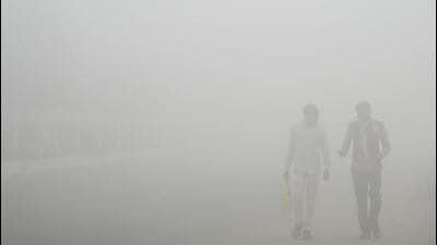 Delhi has been under the grip of dense smog in the morning hours. (Sunil Ghosh/HT Photo) Delhi has been under the grip of dense smog in the morning hours. (Sunil Ghosh/HT Photo)