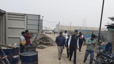 MCM officials during their crackdown on Wednesday. (HT Photo) MCM officials during their crackdown on Wednesday. (HT Photo)