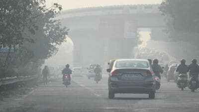 Smog and pollution on Mayur Vihar Road near Akshardham temple in New Delhi on Thursday. (Raj K Raj/HT PHOTO) Smog and pollution on Mayur Vihar Road near Akshardham temple in New Delhi on Thursday. (Raj K Raj/HT PHOTO)