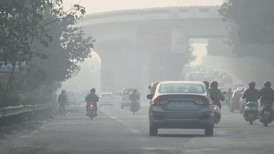 Smog and pollution on Mayur Vihar Road near Akshardham temple in New Delhi on Thursday. (Raj K Raj/HT PHOTO) Smog and pollution on Mayur Vihar Road near Akshardham temple in New Delhi on Thursday. (Raj K Raj/HT PHOTO)