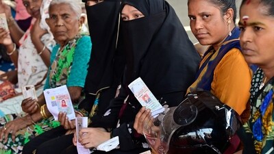Mumbai, India - Nov. 20, 2024:Citizens sitting in an queue to cast their vote for State assembly elections at voting centre in Ray Road, in Mumbai, India, on Wednesday, November 20, 2024.  (Photo by Anshuman Poyrekar/ Hindustan Times) (Hindustan Times)
