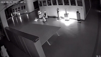 The robots were seen leaving at night on a CCTV camera installed inside the showroom. (X/@gerceklerfark) The robots were seen leaving at night on a CCTV camera installed inside the showroom. (X/@gerceklerfark)