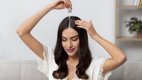 Hydrate the scalp. (Freepik) Hydrate the scalp. (Freepik)