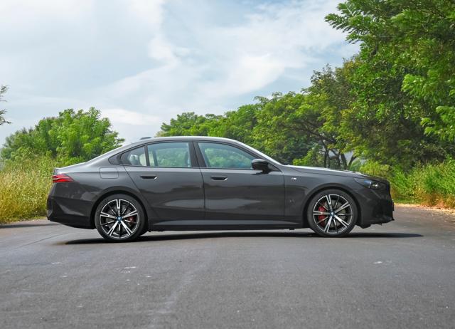 Around town, the i5 M60 glides through traffic effortlessly. On open roads, all hell breaks loose. Around town, the i5 M60 glides through traffic effortlessly. On open roads, all hell breaks loose.