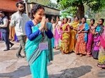 JMM leader Kalpana Soren meets voters at a polling booth. (File)