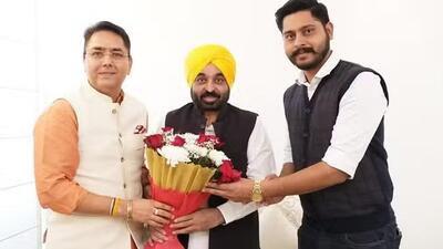 Chief minister Bhagwant Mann flanked by newly appointed Punjab AAP president Aman Arora (left) and Batala MLA Amansher Singh Sherry Kalsi, who has been made the state working president of the party. (HT Photo)