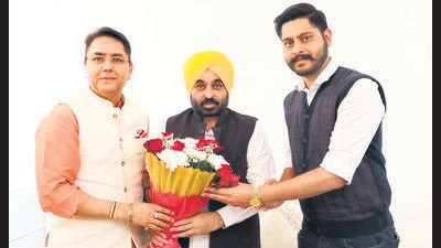 Newly appointed Punjab AAP chief Aman Arora and state unit’s working president Amansher Singh Sherry Kalsi (right) with CM Bhagwant Mann. (Spurced)
