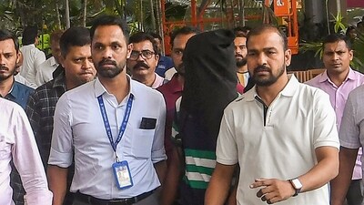 Mumbai crime branch arrives with the accused (PTI)