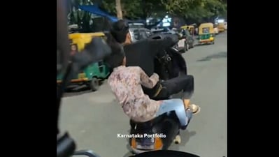 Two youngsters performed dangerous stunts on a busy Bengaluru road. (X/@karnatakaportf) Two youngsters performed dangerous stunts on a busy Bengaluru road. (X/@karnatakaportf)