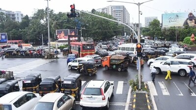 The 1.6-km flyover is expected to help commuters bypass the busy Juhu Circle and decrease the travel time from Versova to Western Express Highway (WEH) during peak hours from 45 minutes to 10 minutes . (HT PHOTO) The 1.6-km flyover is expected to help commuters bypass the busy Juhu Circle and decrease the travel time from Versova to Western Express Highway (WEH) during peak hours from 45 minutes to 10 minutes . (HT PHOTO)