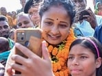 JMM leader Kalpana Soren poses for a selfie with a girl during a campaign rally in Jharkhand. (ANI) JMM leader Kalpana Soren poses for a selfie with a girl during a campaign rally in Jharkhand. (ANI)