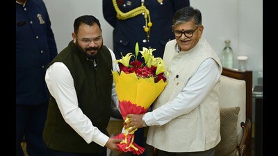 Chandigarh mayor Kuldeep Kumar Dhalor welcoming Punjab governor and UT administrator Gulab Chand Kataria at the MC House meeting on Saturday. (Ravi Kumar/HT)