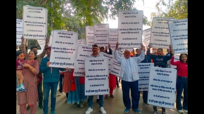 Earlier on Friday, homebuyers protested at the mini-secretariat near Rajiv Chowk before moving to the HRERA office. (HT Photo) Earlier on Friday, homebuyers protested at the mini-secretariat near Rajiv Chowk before moving to the HRERA office. (HT Photo)