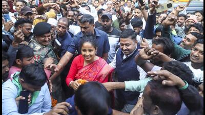 JMM candidate Kalpana Soren being greeted by supporters at Giridih district in Jharkhand on Saturday. (PTI) JMM candidate Kalpana Soren being greeted by supporters at Giridih district in Jharkhand on Saturday. (PTI)
