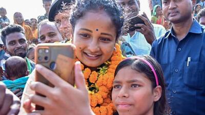 JMM leader Kalpana Soren poses for a selfie with a girl during a campaign rally in Jharkhand. (ANI) JMM leader Kalpana Soren poses for a selfie with a girl during a campaign rally in Jharkhand. (ANI)